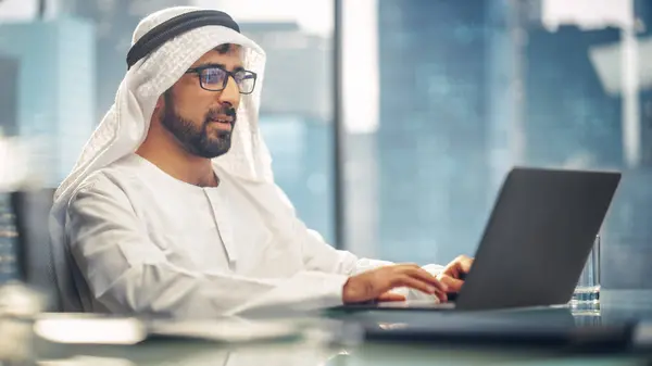Empresario Árabe Exitoso Gafas Traje Tradicional Blanco Sentado Oficina Trabajando Imagen De Stock
