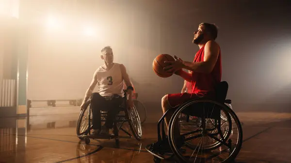 Баскетбольна Гра Інвалідному Візку Професійні Гравці Змагаються Дриблінг Стріляючи Неї Стокова Картинка