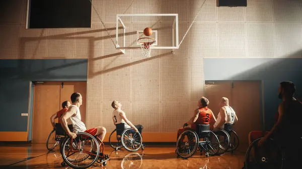 車椅子バスケットボールコートゲーム エネルギー的に競争するプロプレイヤー ドリブルボール 成功裏に撮影 完璧なスコアリング — ストック写真