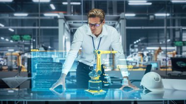 Endüstri 4.0 Yüksek Teknoloji Fabrikası: Robot Kol Tasarımı üzerinde çalışan Robot Mühendisi, Kavramsal 3D Model Analizi için Artırılmış Gerçeklik Hologramı Kullanılıyor