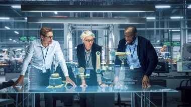 Endüstri 4.0 Yüksek Teknoloji Fabrikası: Robot Silah Tasarımı, Artırılmış Gerçeklik Hologramını kullanarak 3D 'yi manipüle etmek üzerine çalışan çeşitli Robot Mühendisleri Ekibi