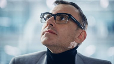 Başarılı Orta Çağ beyaz adam portresi. Şık gözlük takıyor. Harikalar Diyarında. Akıllı Yönetici. Dijital Girişimci Düşünüyor, Buluyor