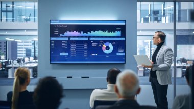Modern Ürün Sunumu Etkinliği: Sahnede Başarılı Kafkasyalı İşadamı E-Ticaret Başlatma Büyük Veri İstatistikleri, Grafikleri, Gelirleri Sundu