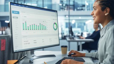 Kurumsal Ofis: Büyük Veri İstatistikleri Grafikleri ile Siyah Kadın Bilişim Teknisyeni Masaüstü Bilgisayarını Kullanıyor. Gülümseyen Yaratıcı Yazılım Mühendisi