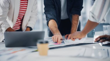 Çok Etnik Ofis Konferansı İş Adamları Toplantısı Büyük Masa 'da. Çeşitli Yaratıcı Girişimciler Ekibi konuşuyor, dizüstü bilgisayar kullanıyor. Uzmanlar