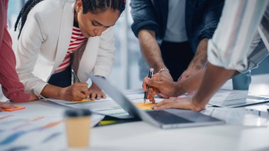 Çok Etnik Ofis Konferansı İş Adamları Toplantısı Büyük Masa 'da. Çeşitli Yaratıcı Girişimciler Ekibi konuşuyor, dizüstü bilgisayar kullanıyor. Uzmanlar