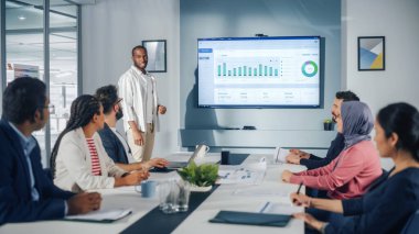 Ofis Konferansı Toplantı Odası Sunumu: Siyah İşadamı Konuşmaları, Fintech Growth 'u Büyük Veri Analizi, Grafikleri, Grafikleri Göstermek İçin Duvar TV Kullanıyor