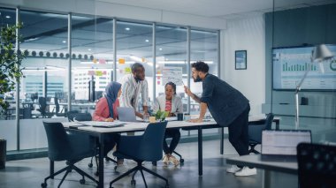 Çok Etnik Ofis Konferans Odası Toplantısı: Dört Yaratıcı Girişimci Çok Kültürlü Ekibi Konuşuyor, Büyüme Stratejisini Tartışıyor. Çeşitli Gençler