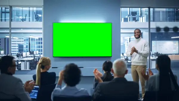 Eveniment Prezentare Produselor Moderne Black Businessman Vorbește Folosește Ecranul Verde Imagini stoc fără drepturi de autor