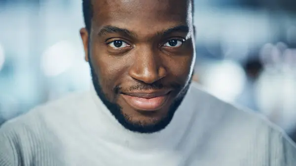 Imagini Reproducere Liberă Portrait Handsome Black Man Deep Brown Eyes Imagine de stoc
