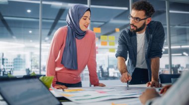 Çeşitli Modern Ofis: Müslüman İş kadını Başörtüsü Giyen ve Şık Latin Girişimci Önde Gelen İş Toplantısı, Laptop Kullan, Konuş, Beyin Fırtınası
