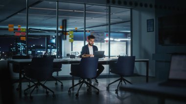 Stresli Yaratıcı İşadamı Düşünen CEO Büyük Şehir Ofisi 'nde dizüstü bilgisayarda çalışıyor. İş Adamı Toplantıya Hazırlanıyor