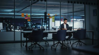 Başarılı Yakışıklı Yaratıcı Direktör Büyük Şehir Ofisi 'nde dizüstü bilgisayarda çalışıyor. İş Adamı Pazarlama Planına Hazırlanıyor