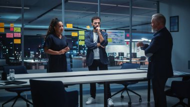 Ofis Konferans Odası Toplantısı: En İyi Yöneticiler Konuşan, Beyin Fırtınası, Dijital Tablet Kullan. İş Ortakları Mali Raporları ve Planı Tartıştı