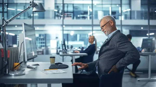 Senior White Male Corporate Office Worker Arbeitet Computer Fühlt Plötzliche Stockbild