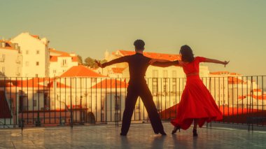 Arka planda Eski Şehir 'le Latin Dansı yapan güzel bir çift. 