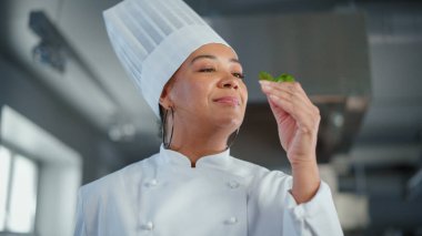 Kara Dişi Şef Taze Bitki Aldı, Gülümseyerek Kokusunu Aldı, Büyükannelerin Yemek Tarifini Özel Yapan Gizli İçerik. Geleneksel Restoran Mutfağı