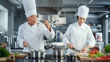 Dünya Ünlü Restoranı: Asya ve Siyah Kadın Aşçıların İkili Takımı Lezzetli ve Otantik Yemekler Pişiriyor, Sağlıklı Yemek Hazırlamada Mükemmel Takım Çalışması