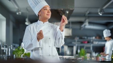 Restoran Mutfağı: Kara Kadın Şef, Pan 'da Organik Patty, Seasons it and Flips Cutlet with a Smile. Yemek Lezzetli ve Geleneksel