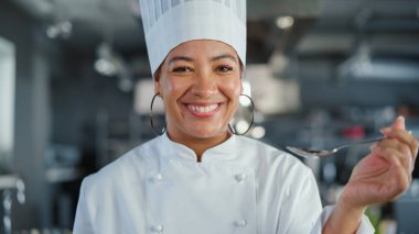 Restoran Mutfağı: Kara Kadın Aşçının Portresi Yemek Hazırlama, Yemeği Tatma ve Zevk Alma. Profesyonel Yemek Lezzetli, Otantik, Geleneksel