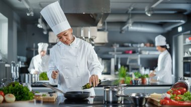 Restoran Mutfağı: Siyah Kadın Aşçı Lezzetli ve Geleneksel Otantik Yemekler, Pan 'da Yağ Kullanıyor Organik Etleri Kızartmaya Hazırlanıyor