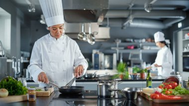 Restoran Mutfağı: Siyah Kadın Aşçı Lezzetli ve Geleneksel Otantik Yemekler, Pan 'da Yağ Kullanıyor Organik Etleri Kızartmaya Hazırlanıyor