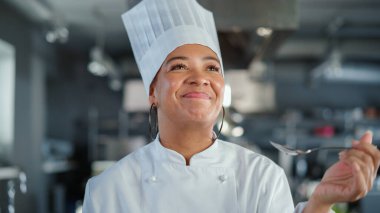Restoran Mutfağı: Kara Kadın Aşçının Portresi Yemek Hazırlama, Yemeği Tatma ve Zevk Alma. Profesyonel Yemek Lezzetli, Otantik, Geleneksel