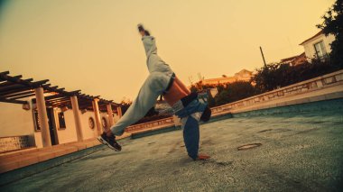 Aktif Şık Giyimli Genç Latin Adam Aktif Breakdance, Eski Bir Şehrin Sokakta Dönen Eller. Bir Şehirdeki Sahne Çekimi