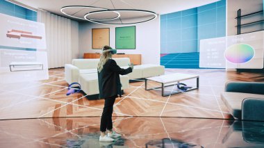 İç Tasarımcı Yaşam Alanları için Modern bir VR yazılımının sunumunu yapıyor. Kadın Mühendis Gösteride Kulaklık ve Kontrolörleri Kullanıyor