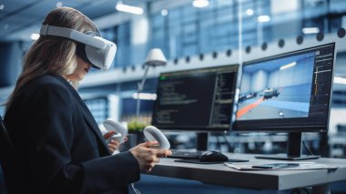 Otomotiv Mühendisi Bir Fabrika Ofisinde Elektrikli Motor ve Araç Platformu Üzerinde Çalışmak için VR Yazılım Kullanıyor. Sanayi