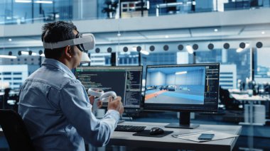 Otomotiv Mühendisi Bir Fabrika Ofisinde Elektrikli Motor ve Araç Platformu Üzerinde Çalışmak için VR Yazılım Kullanıyor. Sanayi