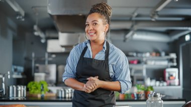 TV Aşçılık Programı Mutfağı: Kara Kadın Aşçı Konuşmaları, Yemek Yapmayı Öğretiyor. Çevrimiçi Video Sınıfı, Yayın Servisi, E-Öğrenme Video Kursu