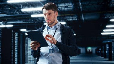 Tablet Bilgisayar kullanan başarılı veri merkezi bilişim uzmanı. Sistem Yöneticisinin çalıştığı Sunucu Çiftliği Bulut Hesaplama Tesisi. Veri Koruması