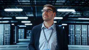 Tablet Bilgisayar kullanan başarılı veri merkezi bilişim uzmanı. Sistem Yöneticisinin çalıştığı Sunucu Çiftliği Bulut Hesaplama Tesisi. Veri Koruması