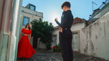 Güzel bir çift, eski bir şehrin sessiz caddesinde Latin Dansı yapıyor. Güneşli Bir Gün 'de İki Profesyonel Dansçının Şehvetli Dansı