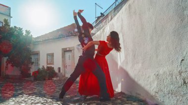 Güzel bir çift, eski bir şehrin sessiz caddesinde Latin Dansı yapıyor. Güneşli Bir Gün 'de İki Profesyonel Dansçının Şehvetli Dansı