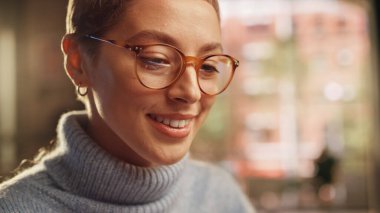 Sunny Stylish Apartmanında Bilgisayar Kullanan Genç Güzel Kadın Portresi. Kısa Saçlı ve Gözlüklü Yaratıcı Kadın