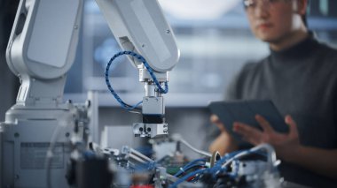 Öğrenci Tableti Tutma ve Robot El Hareketleri Üniversite sınıfında farklı şekillerde. Robotik için Asyalı Adam Geliştirme Yazılım Yapımı