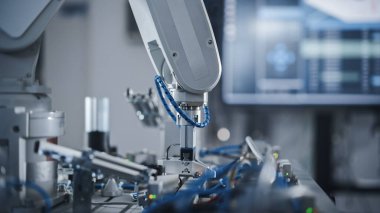 Endüstri 4.0 Modern Fabrika: Farklı Taraflarda Programlanmış Robot Silah Hareketi. Prodüksiyon Hattı Makinesi boş odada. İnsan yok, Manzarayı Kapat. Otomatik