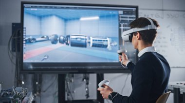 VR Kulaklık ve Kontrolörler 'de Öğrenci Mekanik Mühendisliği, CAD Yazılım Endüstriyel Tasarım, Geliştirme ve Prototipleme için VR Teknolojisini kullanıyor