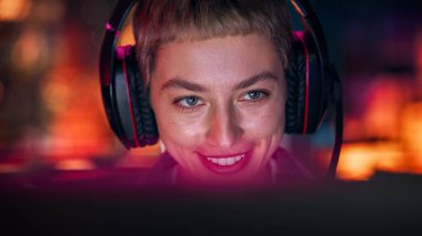 Home Evening 'de Kısa Saçlı Genç Bir Kadının Yakın Portresi Çevrimiçi Bilgisayar Oyunu Oynuyor. Oyuncuların Tartışma Taktikleri