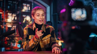 Dairesinde radyo programını kaydederken mikrofona konuşan güzel genç bayan. Kısa Saçlı Mutlu Kadın Kamerada Konuşuyor ve