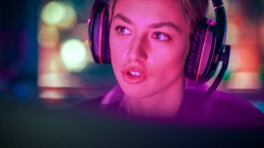 Home Evening 'de Kısa Saçlı Genç Bir Kadının Yakın Portresi Çevrimiçi Bilgisayar Oyunu Oynuyor. Oyuncuların Tartışma Taktikleri