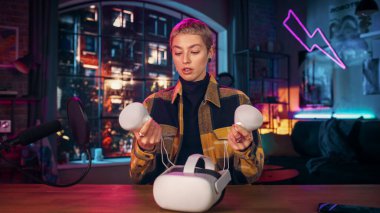 Sanal Gerçeklik Hakkında Bir Podcast kaydederken Güzel Genç Kadın Mikrofona Konuşuyor. Kısa Saçlı Kendine Güvenen Kız Yeni Açıklama