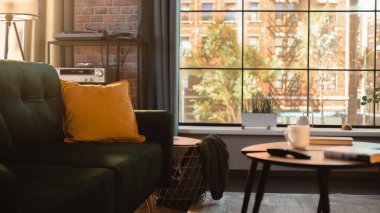 Stylish Daire Dairesinde Boş Oturma Odası. Modern Daire, Cityview ile Büyük Pencere önünde Tasarımcı Koltuğu ve Kahve Masası ile döşenmiştir.