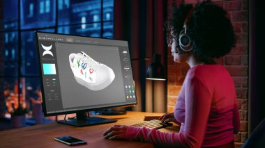 Akıllı Siyah Ayakkabı Tasarımcısı Akşamları Yaratıcı Alan 'da PC üzerinde çalışırken 3d Ayakkabı Modeli Oluşturuyor. Gözlüklü Kadın Geliştirme