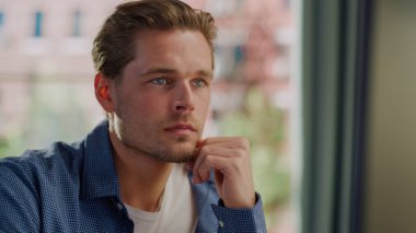 Yakışıklı Adam Yüzünün Yakından Portresi. Evde oturan yaratıcı erkek, Masaüstü Bilgisayarı üzerinde çalışıyor. Sosyal medyaya bakıyorum, internete bakıyorum. Yaşamak