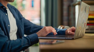 Dizüstü bilgisayarda Evden Çalışan Erkek Elleri Yakından İzleme Pisti Kullanılıyor. Ödev yapan öğrenci, okul sınavlarına çalışan. Genç Yetişkin
