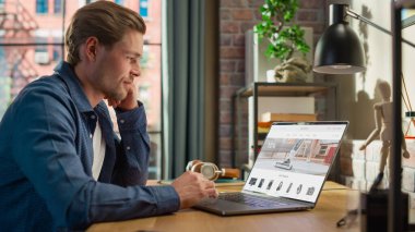 Man using Laptop Computer, Online Shopping for Electronics, Wireless Hi-Fi Kulaklıklar, Elektrik süpürgeleri, Hoparlörler. Satın Alma Konsepti