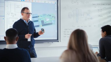 Erkek Profesör Etkileşimli Beyaz Tahta Kullanıyor ve Çeşitli Öğrencilere Bilgisayar Anakart Bileşenlerini Açıklıyor. Eğitim, Bilgisayar Bilimi ve